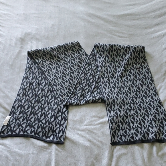 Michael Kors Black and Gray Beanie and Scarf Set Gender Neutral - Picture 4 of 6